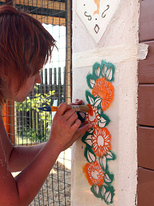 Нанесение трафаретного рисунка на стену.