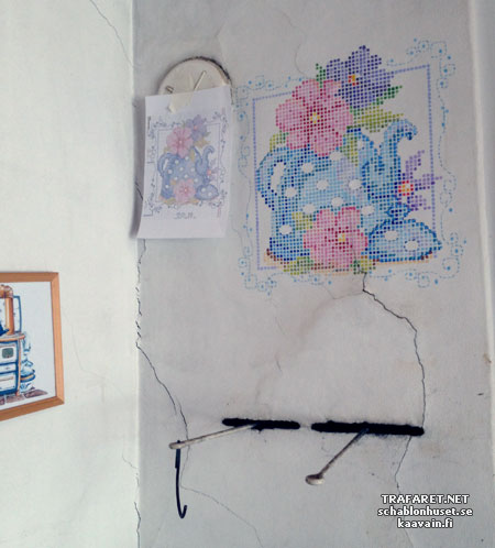 Результат, рисунок крестиком трафаретом на стене