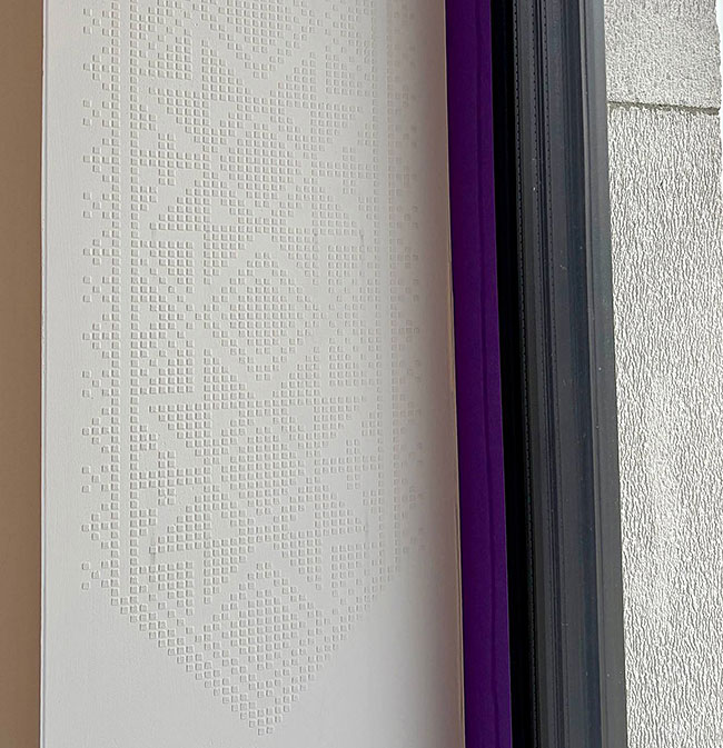 Фактурный рисунок по трафарету на откосе окна