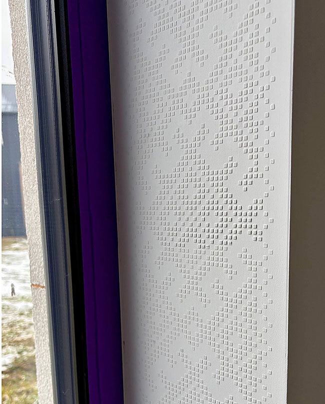 Окно с декором выпуклым узором по трафарету