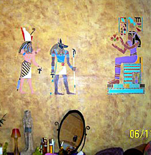 Египетский трафарет на стене